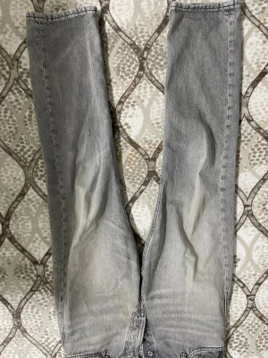 Grå loose fit jeans från Jack & Jones - Säljer ett par grå jeans från Jack & Jones i loose fit-modell. Jeansen har klassisk femficksdesign, bälteshällor och knäppning fram. Materialet är denim i bomull och färgen är snyggt tvättad grå. Perfekta för en avslappnad och trendig look.