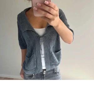 Stickad kofta  - Intressekoll!! Söt trekvarts kofta💕 inga defekter! Pris går att diskutera🤗