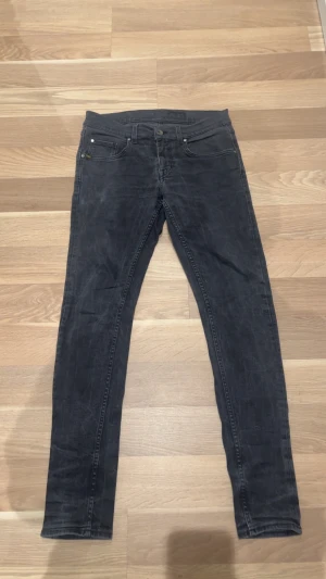  Tiger of Sweden jeans - Tiger of Sweden jeans i väldigt bra skick.Dem är i Slim-fit model i storlek 31/32. Dem kostade 1599kr i ny pris. Så priset jag satt är en väldigt bra deal.