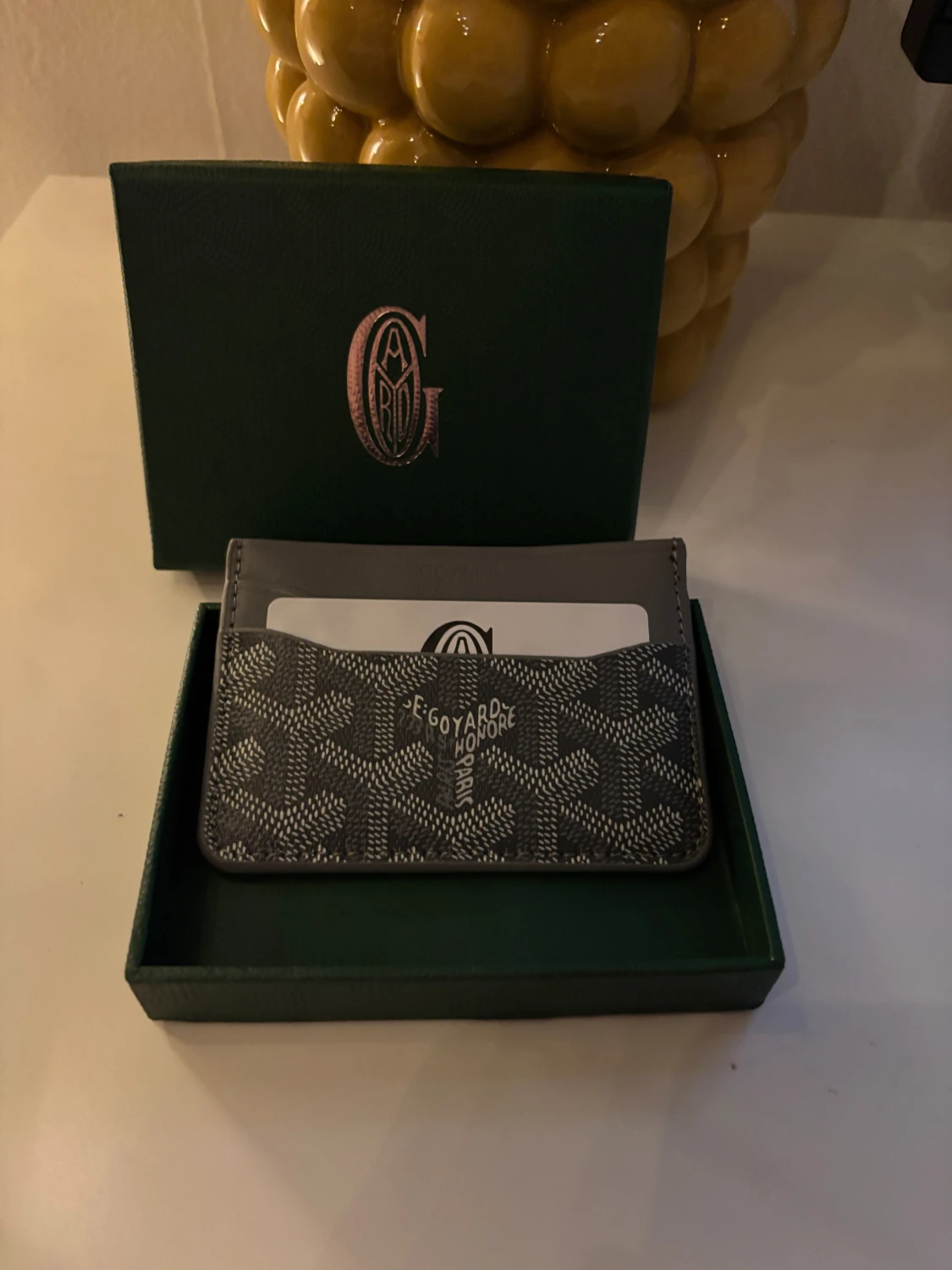 Grå plånbok med mönster