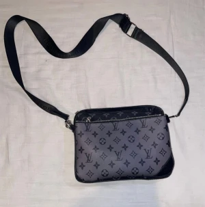 Messenger bag  - Säljer nu denna otroligt snygga väska, är ny och ej använd. Medföljer dustbag & för fler bilder och kvitto är det bara att höra av sig 