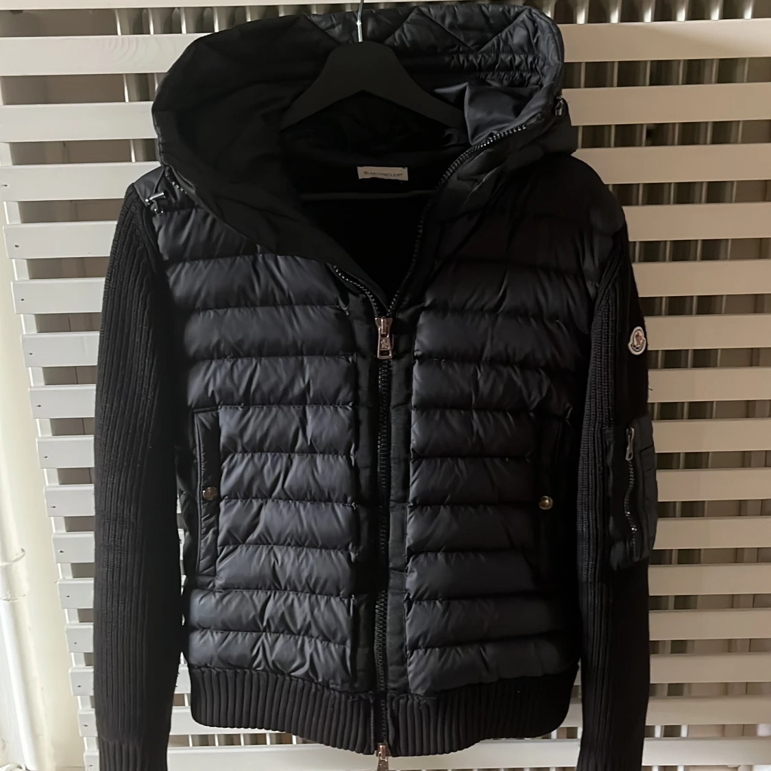 Svart Moncler cardigan med huva