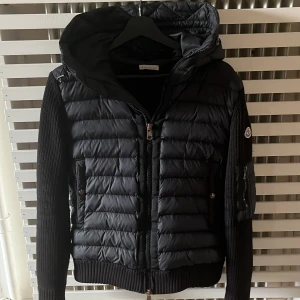 Svart Moncler cardigan med huva - Säljer min svarta moncler cardigan i storlek S då den inte passar mig längre. Väldigt fint skick då jag bara har använt den ett fåtal gånger. Pris kan diskuteras vid snabb affär