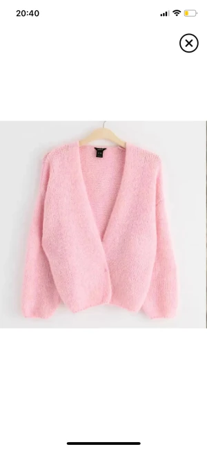 Ljusrosa kofta Lindex  - Supermysig ljusrosa kofta från Lindex med fluffig och stickad känsla. Koftan har en djup v-ringning, långärmade ärmar och loose passform. Perfekt att slänga över en topp för en chill och söt look.