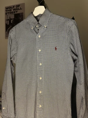 Rutig Ralph Lauren skjorta  - Stilig Ralph Lauren skjorta med röd label. Slimfit och passform S