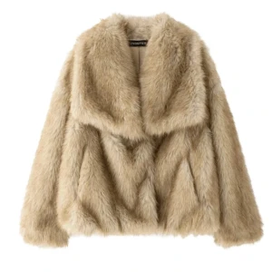 Beige pälsjacka  - Snygg beige pälsjacka med fluffig look och bred krage. Jackan har använts en gång. Den har knappar och fickor. 🙌😍