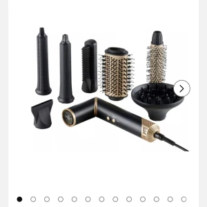 Multifunktionell hårstyler med flera tillbehör - Professionell hårstyler med 7 utbytbara tillbehör för styling, torkning och volym. Passar alla hårtyper och ger salongskvalitet hemma. Elegant svart och guld design, ser oanvänd ut utan synligt slitage eller defekter då jag endast använt den en gång💓