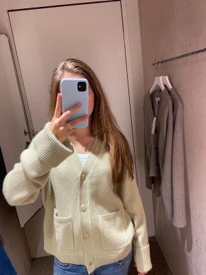 Stickad kofta - Superfin stickad kofta!!!! Nypris tror jag var runt 900