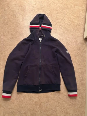 Moncler Zip Hoodie - Mörkblå zip från moncler som blivit för liten. Inga hål eller liknande.  Skriv för frågor eller bilder