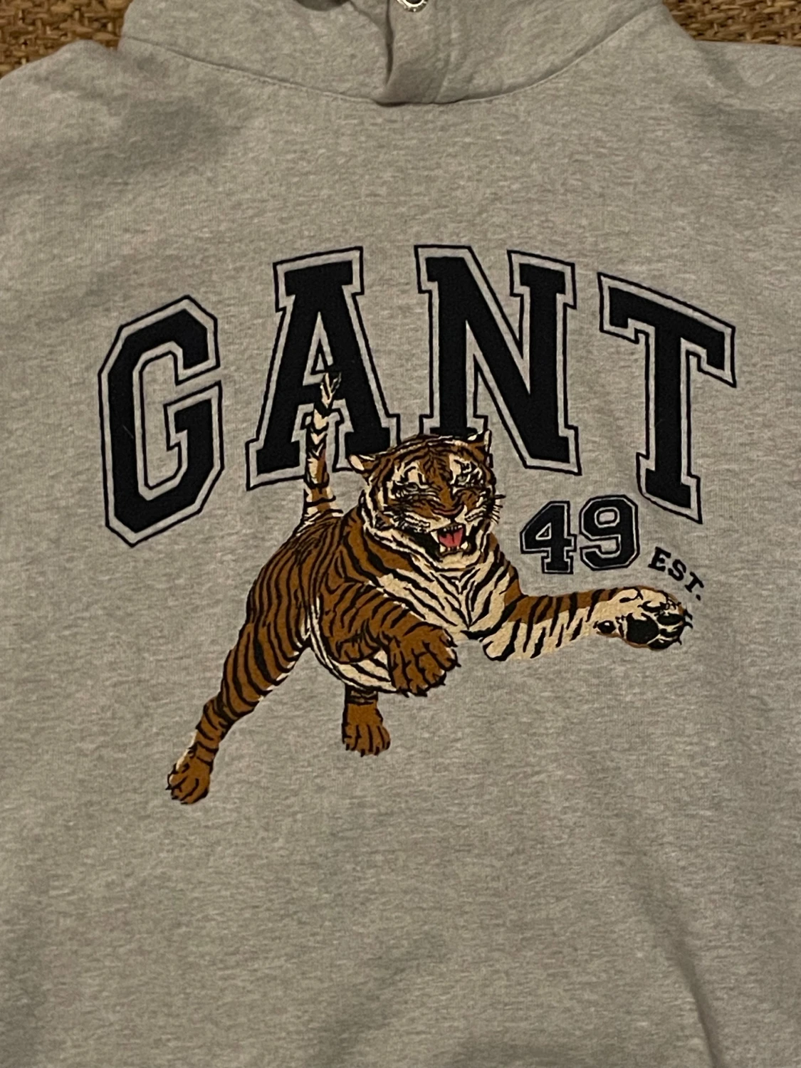 Grå hoodie med broderi från GANT - 2