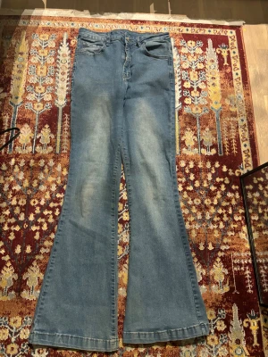 Blue flare jeans  - Har haft på ett få par gånger men kvalitet är bra och bra kondition. 