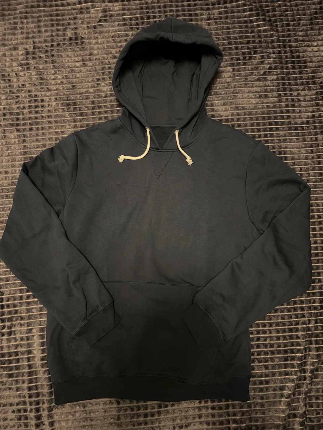 Svart hoodie med snörning