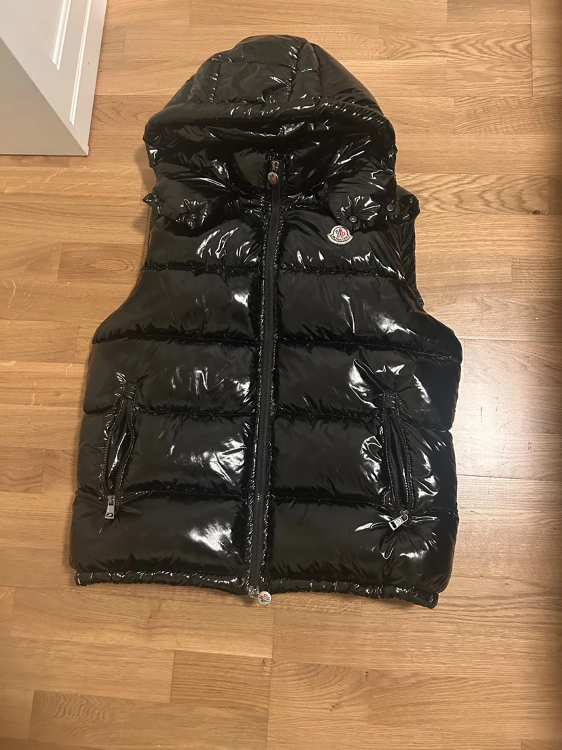 Svart dunväst från Moncler med huva - 1