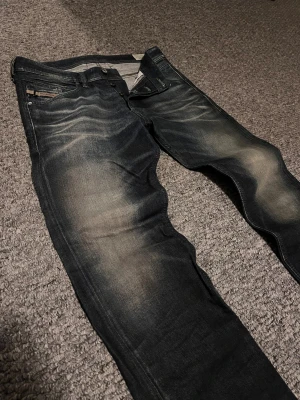 Diesel Jeans - Otroligt snygg tvätt, väldigt bra skick, inga konstigheter.  Strl 31/32  Hör av er vid funderingar!!