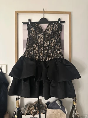 Klänning elegant  - En elegant kort klänning, man knyter klännigenn där bak som en korsett, använd endast en gång köpte för 1300❤️