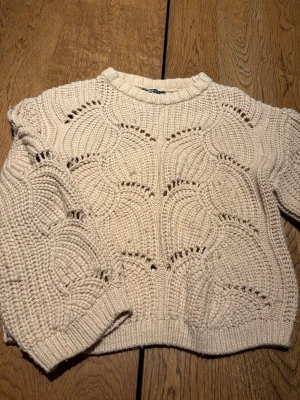 Ljusrosa stickad tröja Gina Tricot S - Säljer en ljusrosa stickad tröja från Gina Tricot i storlek S (skulle mer säga M). Tröjan har ett snyggt, öppet mönster med rund hals och ribbade muddar. Den är grovstickad och har långärmade ärmar, den har några så kallade ”maskar” och den är bland den skönaste tröjan jag ägt. perfekt för att ge en chill och mysig vibe under höst och vinter.