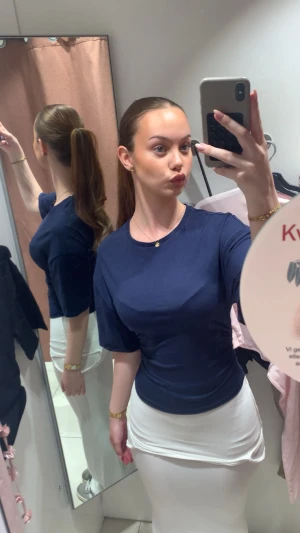 Mörkblå basic t-shirt - Enkel och stilren mörkblå t-shirt med rund halsringning och korta ärmar. Modellen är normalpassad och toppen är tillverkad i mjuk bomull, perfekt för en clean och avslappnad look.