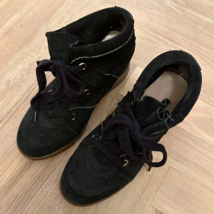 Snygga Isabel Marants - Svarta Isabel Marants Sneakers med kilklack, Bobby modellen stl 37. Mocka med grova svarta snören och dekorativa sömmar, nypris ca 5500. Texten innuti är delvis bortskavd. Skriv för fler bilder, pris är diskuterbart 💕