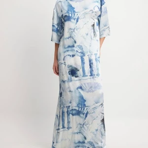 Blåvit långklänning från NA-KD - Säljer en långklänning från NA-KD med unikt blåvitt mönster som påminner om akvarell. Klänningen har lös passform, trekvartsärm och rund halsringning. Perfekt för sommarens tillfällen när du vill sticka ut med en konstnärlig look.