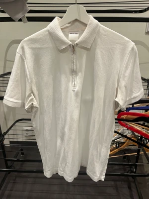 Vit pikétröja med half zip från Reserved - Snygg vit pikétröja från Reserved med klassisk krage och half zip-dragkedja framtill. Selected homme. Säljes billigt för vill bli av med den snabbt och få plats i garderoben. Mycket bra skick 