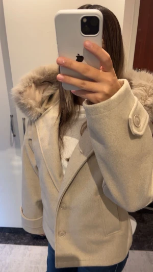 Ginatricot Kappa - Gina tricot kappa använder aldrig använt bara 2 gånger och är tvättad och inga skador helt ny