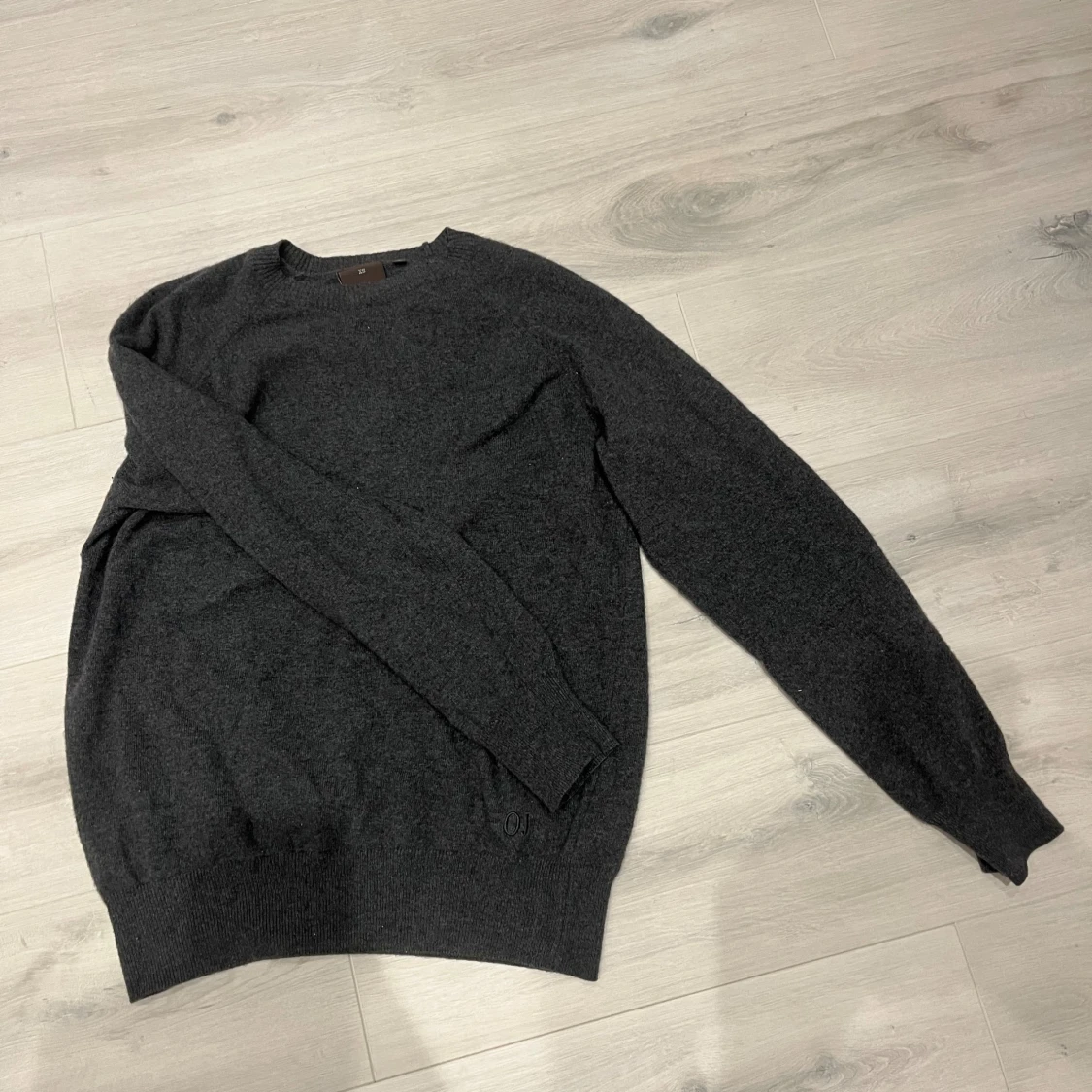 Mörkgrå stickad tröja Oscar Jacobson