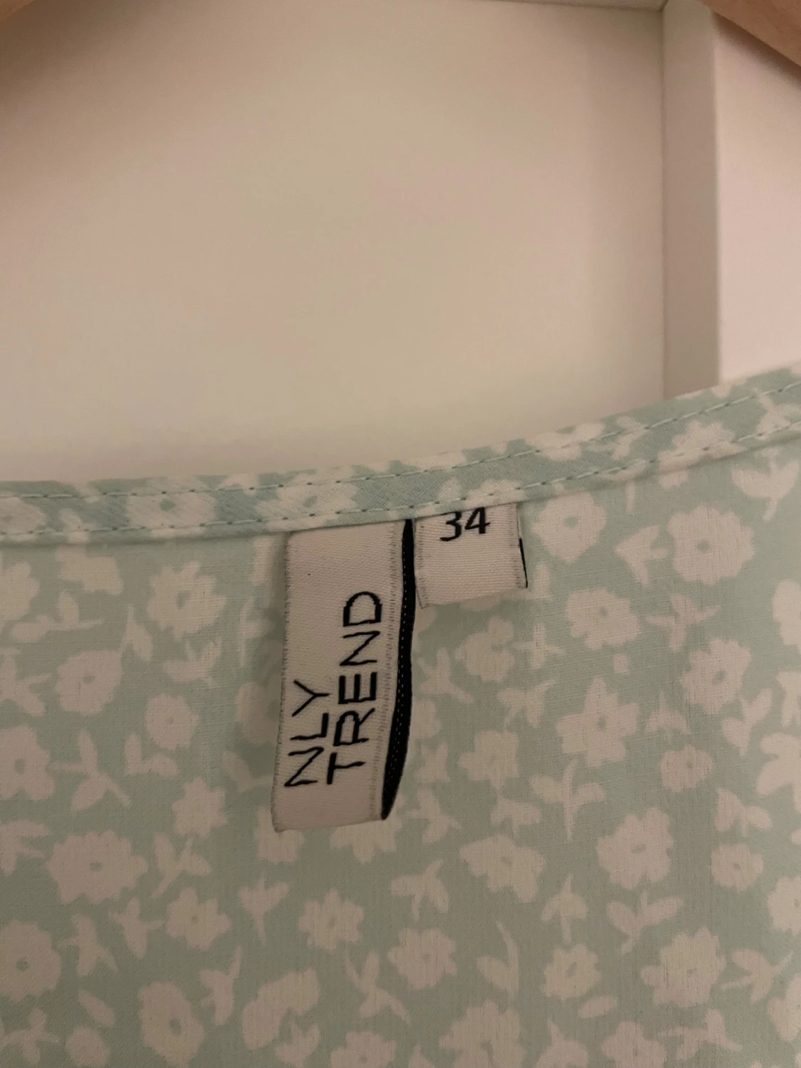 Ljusblå blommig omlottklänning NLY Trend - 2