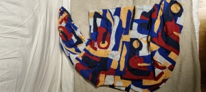 Färgstark Rodebjer blus XS - Säljer en Rodebjer blus i storlek XS med ett coolt abstrakt mönster i blått, rött, gult, vitt och svart. Blusen har lång ärm. Den har en loose passform och är perfekt för dig som gillar statement-plagg med mycket färg.