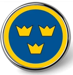 Tre Kronor-emblem pin - En stilren rund pin med Tre Kronor-emblemet i blått och gult. Märket har tre stiliserade gula kronor på blå bakgrund med gul kant. Perfekt för dig som vill visa ditt stöd för svenska landslaget eller bara gillar klassisk svensk design Den är även.Sveriges och Svenska flygvapnets symbol. Unik! Jag har tagit fram denna pin i samarbete med en asiatisk tillverkare.  Klassisk symbol även för Sverige med de tre kronorna. Nan kan ha den som en Sverige-pin eller sport pin för de olika svenska landlagen.