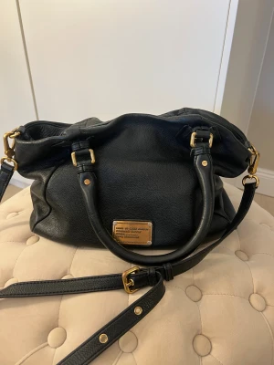 Marc Jacobs Väska  - Säljer nu min Marc by Marc Jacobs väska i den stora modellen. Använd men fortfarande i fint skick, de defekter som finns syns på bilderna. Köptes för 3500kr, säljer för 2000  Hör av er vid funderingar! 💗