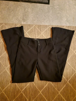 Gina tricot kosym byxor - Här har vi ett par gina tricot kostym byxor, knappt användt .