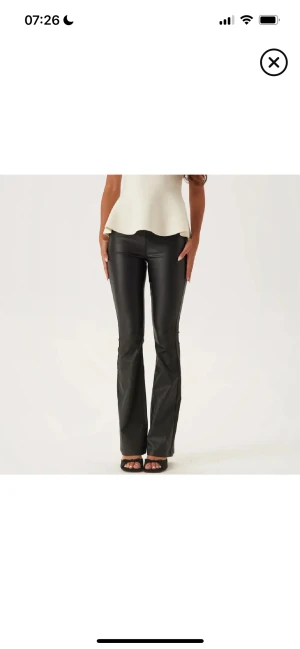 Skinnbyxor  - Snygga svarta byxor i skinnimitation med bootcut-ben och låg midja. Inte super glansiga. Använda ett fåtal gånger och nypris är 650kr. På sista bilden ser man hur lågmidjade de är. 💞