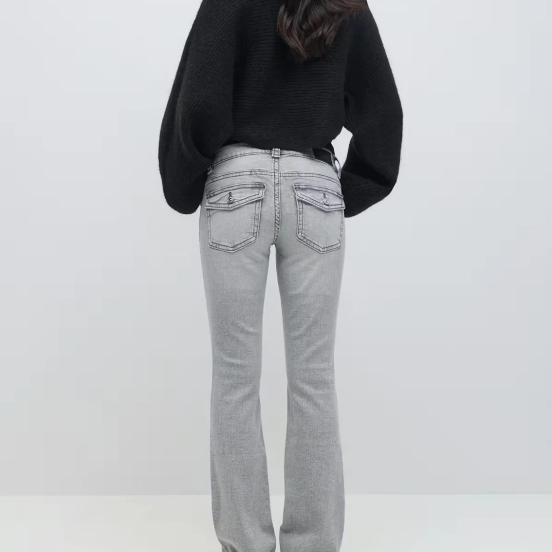 Grå flared jeans från Gina  - 1