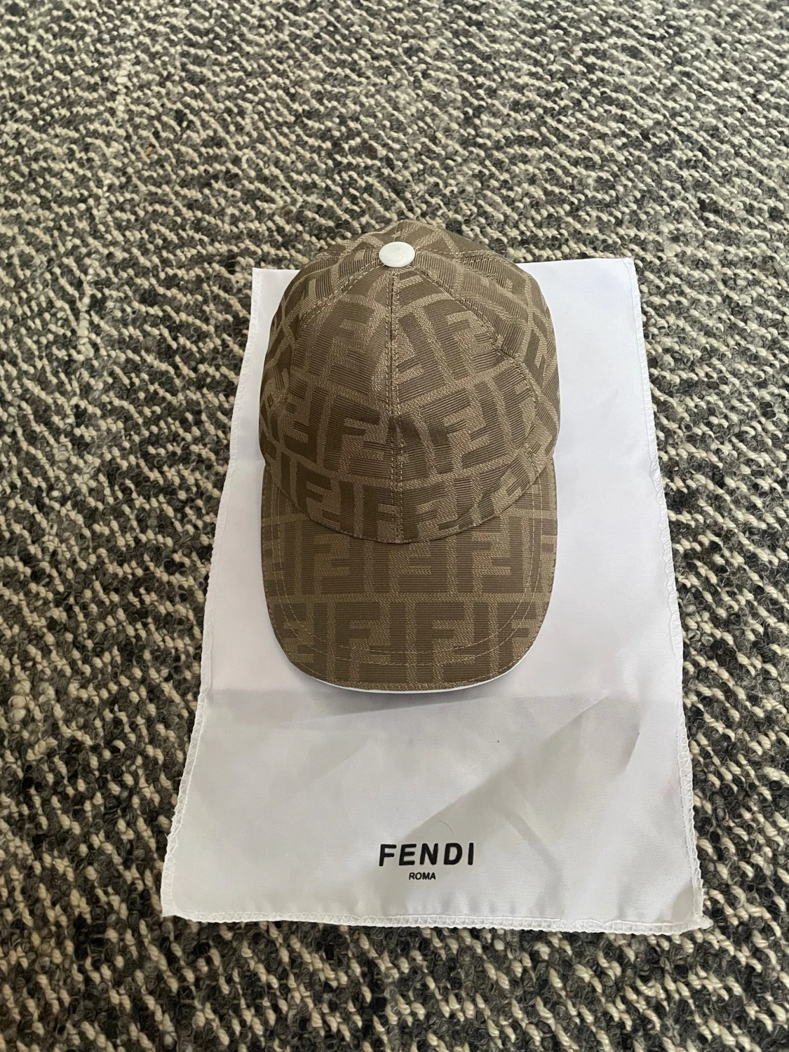 Fendi keps med FF-logga i beige