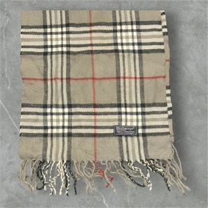 Burberry Halsduk - 💪🏽Skick:Ny utan prislapp   📐Mått:Längd:165cm:Bred:32cm  📎Material:100%Lambswool  📦Skickar alltid inom 24h  💸Köp fler plagg för att få billigare pris  ✅Äkthetsgaranti