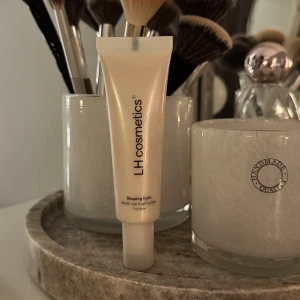 LH cosmetics Shaping Light highlighter - En perfekt highlighter för lite extra glow. Jag har köpt en ny variant så därför säljer jag denna. Den köptes i maj och har använts ca 15 gånger, alltså mycket produkt kvar. I nyansen ”cool glow”. Priset kan vi diskutera, hör gärna av dig vid frågor💗💗