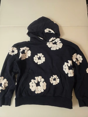Denim tears hoodie - Marinblå denim tears hoodie i storlek M. Använd fåtal gånger. Priset går att diskutera. 