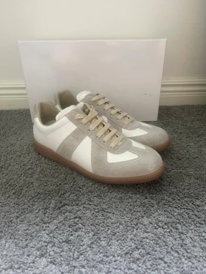 Maison margiela gats - Säljer nu ett par riktigt feta maison margiela gats. Skorna är bara använda vid provning och inget mer, därav inga täcken på användning. Bara att höra av dig vid fler frågor eller funderingar!