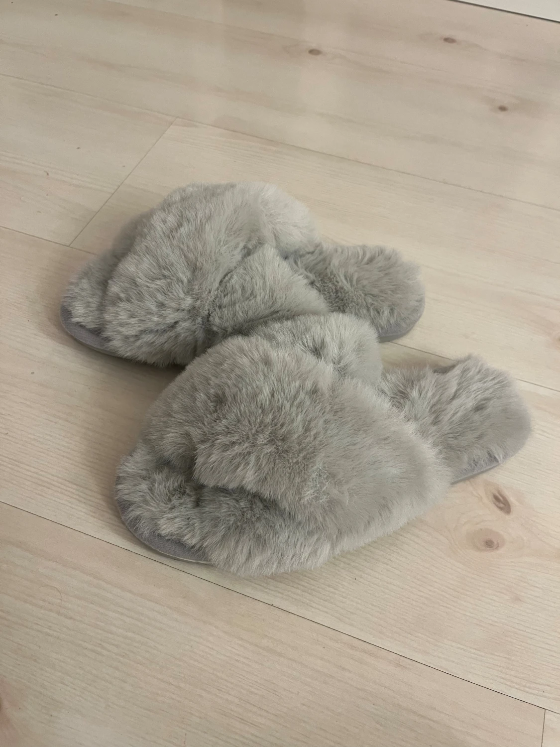 Grå fluffiga tofflor strl 37/38 - 1