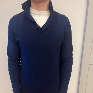 Hackett London Kashmir Tröja Kofta - Sjukt fet tröja / kofta från det exklusiva märket hackett london i väldigt fint skick. Gjord i en Ull och Kashmir Blandning. Storlek M, Hör av er vid frågor!