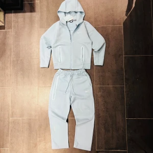 Nike NOCTA ljusblå set - Säljer denna jätte fina Nike x Nocta set i helt perfekt Skick.