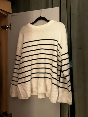 Vit och svart randig stickad tröja - Säljer en oversized stickade tröja i vit med svarta horisontella ränder. 