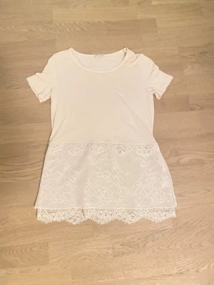 Ljusrosa blus med spets från Intimissimi - Säljer en superfin blus från Intimissimi! Den är ljusrosa och stilren och passar till det mesta💗jättebra skick inga defekter! Säljer för att den är lite för lång för mig!