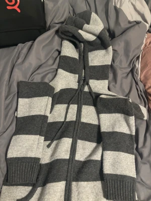 Grey zipper hoodie - Säljer denna tröja då jag inte använder den mer. Använd endast 2-3 gånger. Pris kan diskuteras.