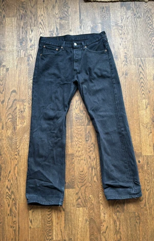 Vintage Levi’s jeans  - Säljer mina vintage Levi’s jeans på grund av att dom inte är min stil längre, sitter snyggt över skorna med dens straight fit. Skriv om ni har några frågor☺️