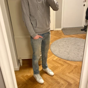 Replay ljusblå jeans  - Säljer ett par Replay Dave Comfort Fit jeans i ljusblå tvätt med snygga slitningar. Klassisk femficksmodell, raka ben och normal passform. Jeansen har detaljerade sömmar och Replay-logga på fickan. Perfekt för dig som gillar stilrena och bekväma jeans. Storlek W28 men passar även på 29 kanske till och med 30. Jeansen är i väldigt fint skick men de ändå är att de står MM på lappen i byxorna. Annars i otroligt fint skick. Skriv vid minsta fundering. 