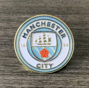 Manchester City pin - Pin av Manchester City. Perfekt för dig som vill visa att du supportar Manchester City eller gillar en cool accessoar.