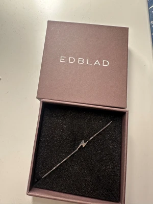 Armband - Snyggt silvrigt armband från Edblad med blixt på