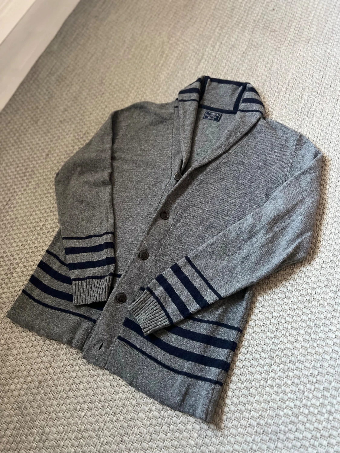 Grå kofta med marinblå ränder