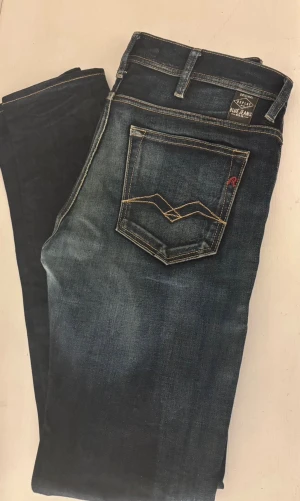 Replay skinny jeans i mörkblå denim - Snygga skinny jeans från Replay i mörkblå tvätt med slitningar och kontrastsömmar. Klassisk femficksmodell med Replay-logga på bakfickan och läderpatch i midjan. Jeansen har smal passform och är tillverkade i stretchig denim för extra komfort.